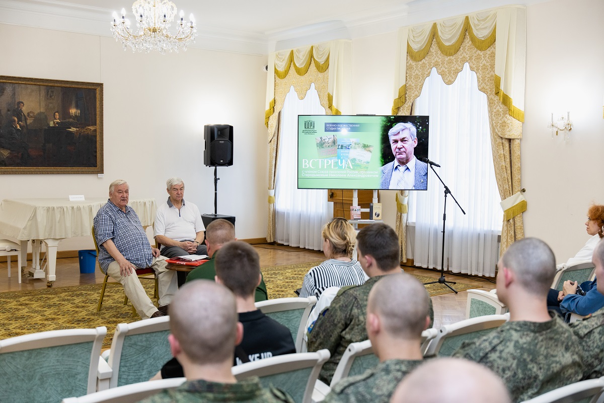 В ЦДРА ПРОШЛА ТВОРЧЕСКАЯ ВСТРЕЧА С ПРОЗАИКОМ НИКОЛАЕМ СТАРОДЫМОВЫМ