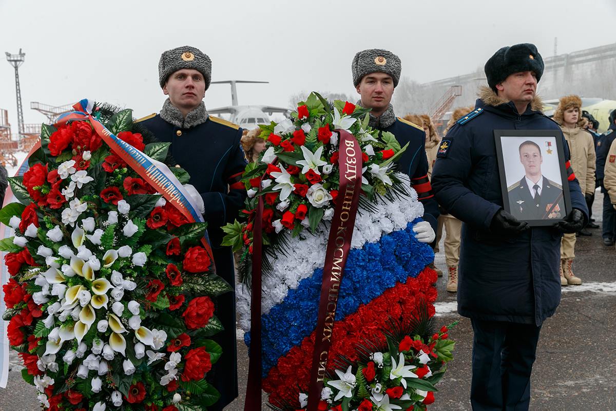 с погибшим боевым летчиком майором Романом Филиповым