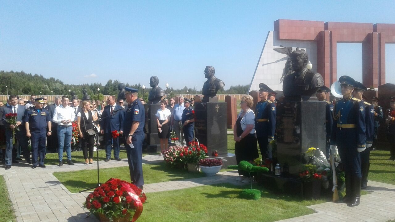 памятник Герою России генералу армии Петру Дейнекину