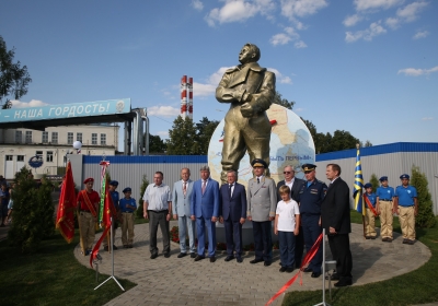 Памятник герою-летчику Валерию Чкалову