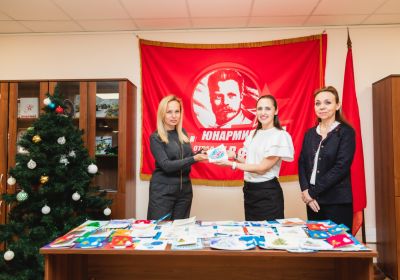 «ОТ ВЕРЫ С VЕРОЙ»: НОВОГОДНИЕ ОТКРЫТКИ, СОЗДАННЫЕ РУКАМИ ЮНАРМЕЙЦЕВ ЦДРА, НАПРАВЛЕНЫ В АДРЕС ВОЕННОСЛУЖАЩИХ – УЧАСТНИКОВ СВО