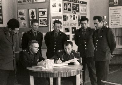 Ю.А. Гагарин подписывает журнал посетителей музея. 1966 год.